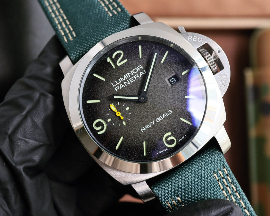 Frosted gray- Silver 316L Steel - Green Rubber - Automatic - 47mm